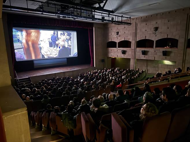 피렌체 한국영화제 개막…꽉찬 관객석 (피렌체=연합뉴스) 민경락 특파원 = 이탈리아에서 열리는 한국영화축제 '피렌체 한국영화제'가 19일(현지시간) 막을 올렸다. 개막작은 사전 신청을 받아 관객을 초청했지만 이미 오래전에 매진이 된 터라 관객석은 빈자리를 찾기 어려웠다. 2026.3.20 rock@yna.co.kr