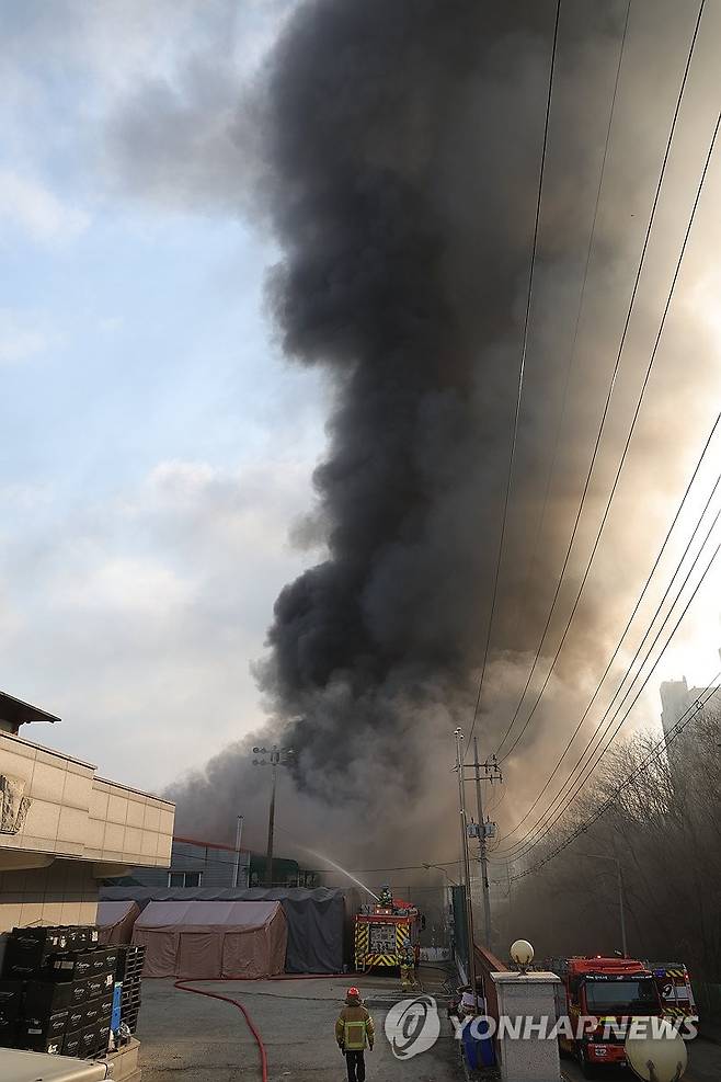 피어오르는 연기 (의정부=연합뉴스) 임병식 기자 = 20일 오전 경기도 의정부시 용현동의 한 공장에서 불이 나 소방 당국이 진화 작업을 벌이고 있다. 2026.3.20 andphotodo@yna.co.kr