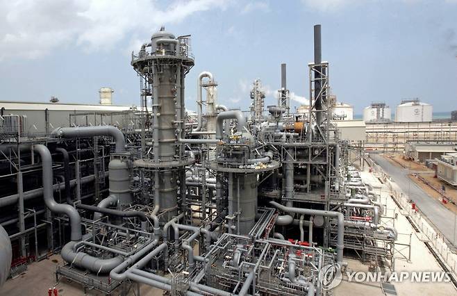 라스라판 산업단지 가스 생산 시설 (AP=연합뉴스 자료사진) 2009년 4월 4일 촬영된 카타르 라스라판 산업단지의 가스 생산 시설 모습. (AP Photos/Maneesh Bakshi, File) 2026.3.20.