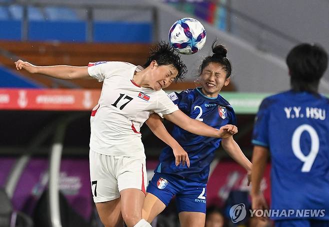 공중볼을 다투는 북한 여자 축구 대표팀의 김경영(왼쪽) [EPA=연합뉴스]