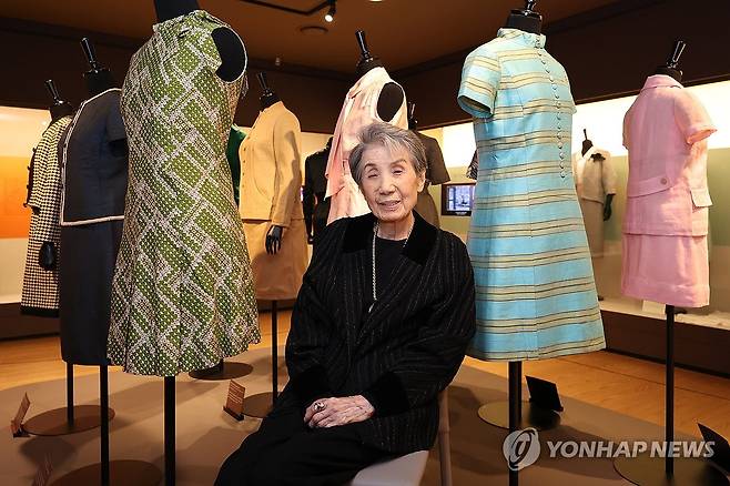 1세대 패션 디자이너 노라 노 (서울=연합뉴스) 강민지 기자 = 한국 패션을 이끈 1세대 패션 디자이너 노라 노가 20일 서울 강남구 경기여고 100주년기념관 내 경운박물관에서 개막한 '노라 노: 퍼스트 & 포에버(First & Forever)'전시에서 포즈를 취하고 있다. 전시는 1928년생인 그의 백수를 맞아 열리는 헌정 전시. 2026.3.20 mjkang@yna.co.kr
