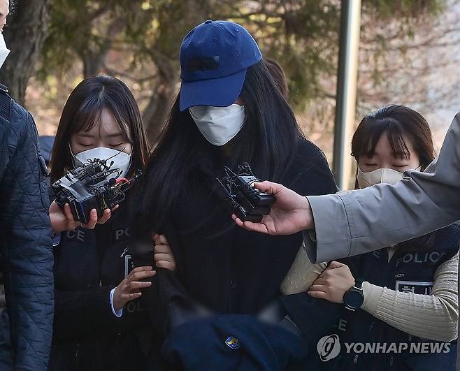 영장실질심사 출석하는 세 살 딸 학대 치사 친모 (안산=연합뉴스) 홍기원 기자 = 세 살배기 딸을 학대해 숨지게 한 30대 친모 A씨가 19일 경기도 안산시 수원지방법원 안산지원에서 열린 구속 전 피의자 심문(영장실질심사)에 출석하고 있다. A씨는 2020년 2월 당시 시흥시 정왕동 아파트에서 3살이던 친딸 C양을 학대해 숨지게 한 혐의를 받고 있다. 2026.3.19 [공동취재] xanadu@yna.co.kr