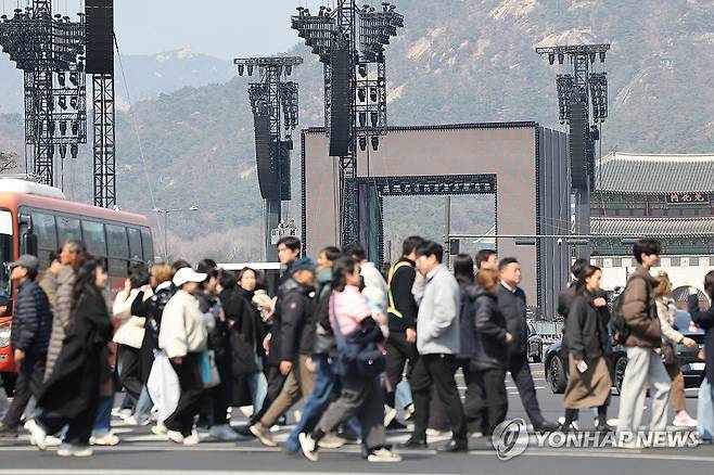 문체부, '공연장 재난 위기경보' 발령 (서울=연합뉴스) 이진욱 기자 = 문화체육관광부가 21일 서울 광화문 일대서 열리는 방탄소년단(BTS) 복귀 공연과 관련해 서울 중구·종로구에 공연장 재난 위기경보 '주의' 단계를 발령한다고 20일 밝혔다. 사진은 20일 공연장 부근에서 시민들이 이동하는 모습. 2026.3.20 cityboy@yna.co.kr