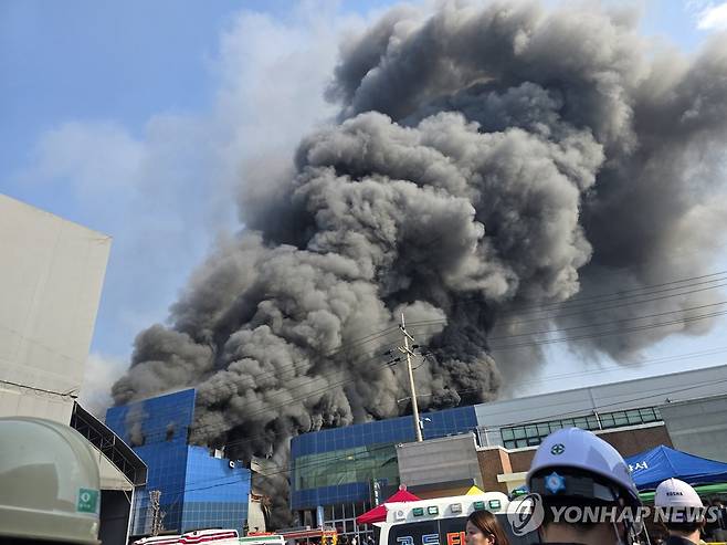 대전 자동차부품 제조공장 화재…국가소방동원령 발령 (대전=연합뉴스) 김소연 기자 = 20일 오후 1시 17분께 대전 대덕구 문평동 한 자동차부품 제조 공장에서 불이 났다. 소방 당국은 신고 접수 9분 만에 대응 1단계, 14분 만에 대응 2단계를 발령한 데 이어 다수의 인명피해가 발생할 것을 우려해 오후 1시 53분을 기해 국가소방동원령을 발령했다. 오후 2시 30분 기준 약 50명이 다친 것으로 전해졌다. 2026.3.20 soyun@yna.co.kr