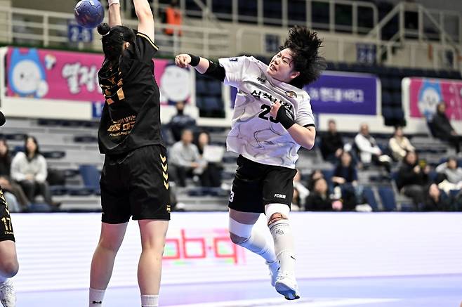 20일 대구시청전에서 슛을 던지는 삼척시청 김민서 [한국핸드볼연맹 제공. 재판매 및 DB 금지]