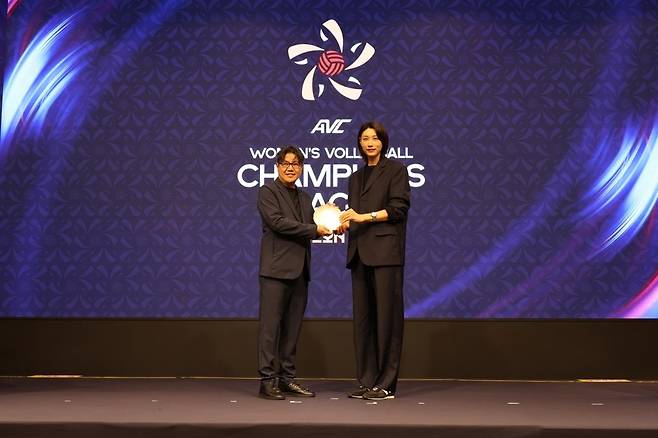 라몬 수자라 AVC 회장(왼쪽)과 '배구 여제' 김연경 [AVC 챔피언스리그 인천 조직위 제공. 재판매.DB 제공]