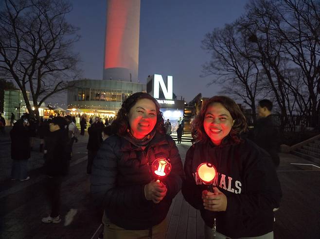 남산타워 사전행사에 참석한 로리(42)씨와 리카(38)씨 자매 [촬영 정지수]
