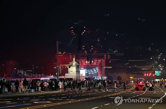 'BTS 광화문' D-1…세종대로 통제 시작 (서울=연합뉴스) 이지은 기자 = 방탄소년단(BTS)의 컴백 공연을 하루 앞둔 20일 서울 종로구 광화문광장 인근 세종대로 교통이 통제되고 있다. 세종대로 광화문∼시청 구간은 이날 오후 9시부터 공연 다음날인 22일 오전 6시까지 33시간 동안 차가 다닐 수 없다. 2026.3.20 jieunlee@yna.co.kr