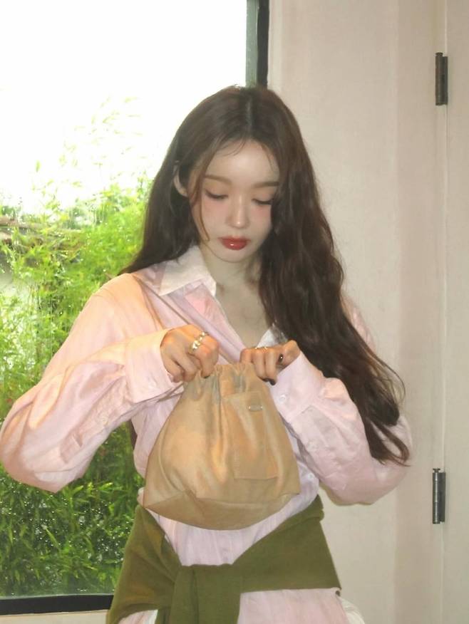 그룹 다비치의 멤버 강민경이 최근 자신의 인스타그램에 '핑크공주' 비주얼이 돋보이는 사진 4컷을 공개해 팬들의 뜨거운 반응을 얻고 있다. 사진 = 강민경 인스타그램