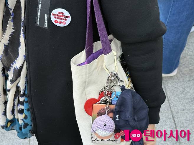 국내 중년 아미(그룹 방탄소년단 팬덤명)가 여러 굿즈를 착용하고 있다.