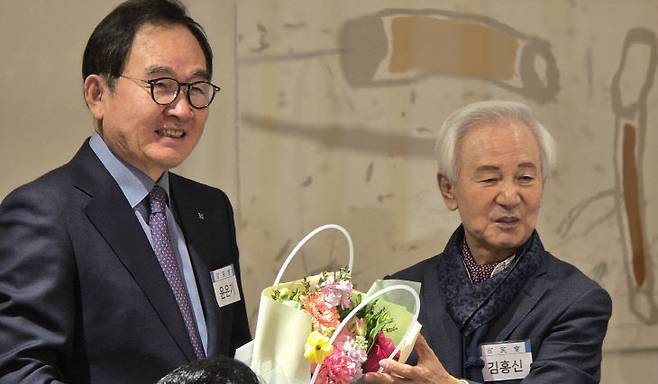 윤은기 백소회 회장이 김홍신 작가에게 꽃다발을  전달하고 있다.                                                      사진 한성일 기자