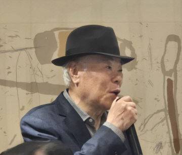 유상옥 코리아나화장품 회장이 인사말하고 있다.  사진=힌성일 기자