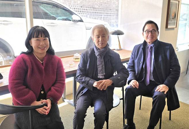 필자와 김홍신 작가와 윤은기 백소회 회장