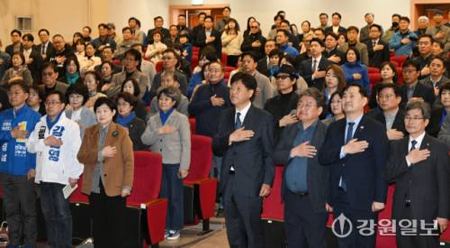 김용 전 민주연구원 부원장 강원 초청 강연회가 21일 강원대 춘천캠퍼스 실사구시관에서 김도균 더불어민주당 강원자치도당위원장, 유정배 춘천·철원·화천·양구을 지역위원장 등이 참석한 가운데
