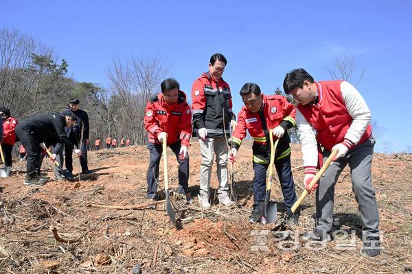 울산시는 제81회 식목일을 맞아 20일 울주군 온양읍 외광리 일원에서 산불 피해지 산림복원을 위한 나무심기 행사를 개최했다.