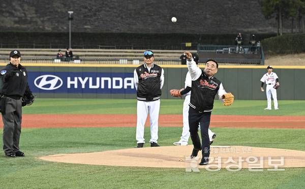 울산 문수야구장에서 열린 2026 메디힐 KBO 퓨처스리그 울산웨일즈와 롯데 자이언츠 간 공식 개막전에서 김두겸 울산시장, 허구연 KBO 총재가 시구와시타를 하고 있다. 김경우기자 woo@ksilbo.co.kr