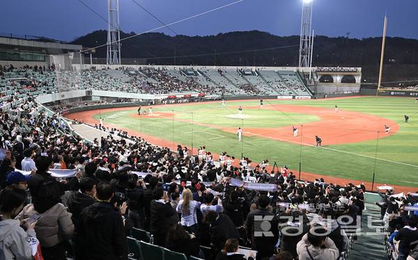 울산 연고 프로야구팀인 울산웨일즈가 20일 롯데자이언츠와 역사적 첫 개막전을 가졌다. 문수야구장에서 열린 2026 메디힐 KBO 퓨처스리그 울산웨일즈와 롯데 자이언츠의 공식 개막전에서 시민들이 열띤 응원전을 펼치고 있다. 김경우기자 woo@ksilbo.co.kr