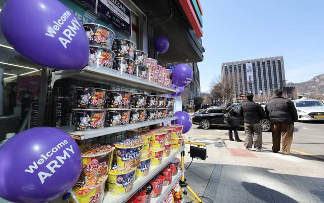 방탄소년단(BTS) 공연을 앞둔 19일 서울 광화문 광장 공연장 부근 한 편의점에 라면 판매대가 설치돼 있다. 연합뉴스