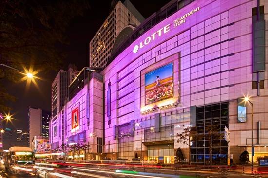 롯데백화점 본점이 BTS 컴백을 기념해 외벽을 보라색 조명으로 연출했다/사진=최보윤 기자