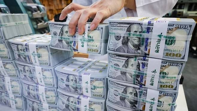 ▲환율안정 3법은 해외증시로 빠져나간 투자금을 국내 증시로 유도해 환율을 잡겠다는 게 골자다.