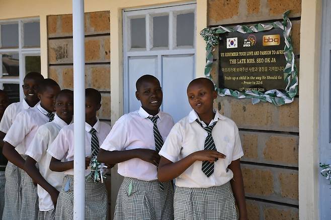 제너시스비비큐가 본사와 가맹점의 참여형 사회공헌활동인 '아이러브아프리카'를 통해 올해 1월 케냐에 노레텟 중학교를 건립했다. [사진=제너시스비비큐]