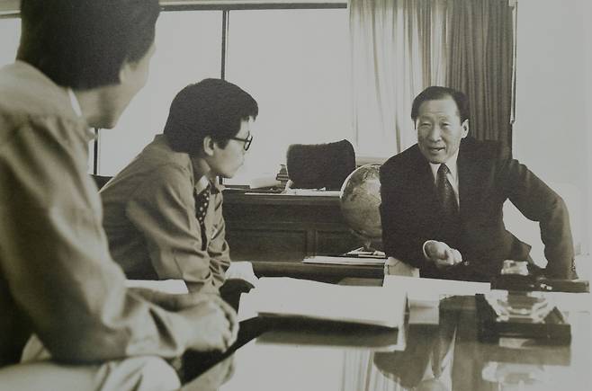 집무실에서 대화하는 정주영 회장.&nbsp; 김명호 편저 《건설자 정주영》&nbsp;(삼련서점 서울) 105쪽.&nbsp;