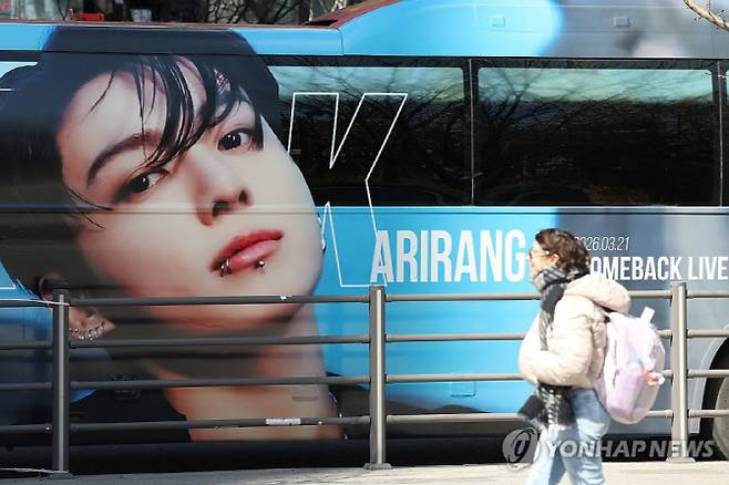 그룹 방탄소년단(BTS)의 광화문 공연을 앞둔 19일 서울 용산구 하이브 앞을 찾은 팬들이 기념 촬영을 하고 있다.(사진=연합뉴스)