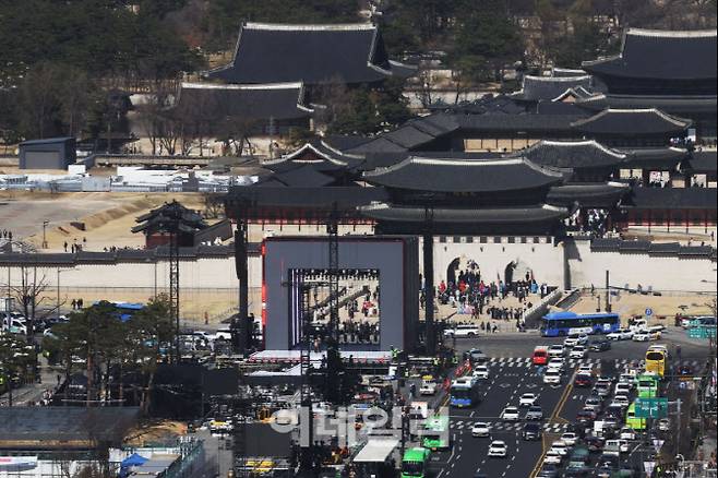 방탄소년단 컴백 공연을 이틀 앞둔 19일 서울 종로구 광화문 광장인근 전광판에서 공연을 홍보하는 영상이 상영되고 있다.(사진=이영훈 기자)