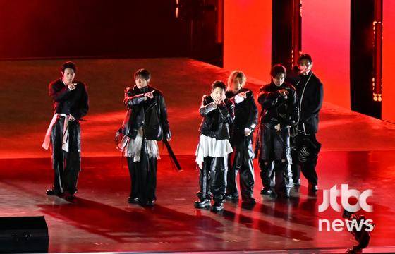 그룹 방탄소년단(BTS)이 21일 오후 서울 광화문 광장에서 열린 정규 5집 '아리랑'(ARIRANG) 발매 기념?'BTS?컴백 라이브: 아리랑'(BTS?THE?COMEBACK?LIVE|ARIRANG) 무대에 올라 공연을 펼치고 있다.(사진=한국온라인사진기자협회 공동취재단)