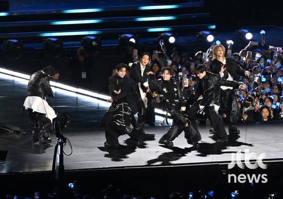 그룹 방탄소년단(BTS)이 21일 오후 서울 광화문 광장에서 열린 정규 5집 '아리랑'(ARIRANG) 발매 기념?'BTS?컴백 라이브: 아리랑'(BTS?THE?COMEBACK?LIVE|ARIRANG) 무대에 올라 공연을 펼치고 있다.(사진=한국온라인사진기자협회 공동취재단)