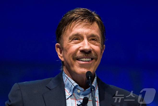 미국 액션배우 척 노리스(Chuck Norris)가 별세했다고 그의 가족이 20일(현지시간) 밝혔다. 향년 86세. 사진은 2010년 5월 노스캐롤라이나 샬럿에서 열린 미국총기협회(NRA) 제139차 연례회의에서 연설하는 모습. 2026.03.20. ⓒ 로이터=뉴스1