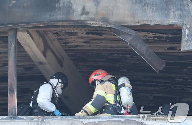 21일 대형 화재로 인명피해가 발생한 대전 대덕구 자동차 부품 제조 공장에서 경찰과 소방당국이 합동감식을 진행하고 있다. 2026.3.21 ⓒ 뉴스1 김기태 기자