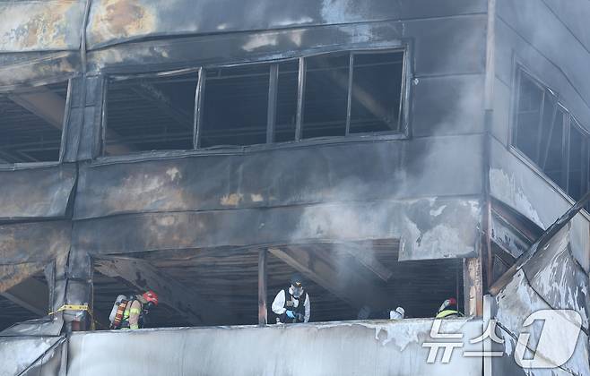 21일 대형 화재로 인명피해가 발생한 대전 대덕구 자동차 부품 제조 공장에서 경찰과 소방당국이 합동감식을 진행하고 있다. 2026.3.21 ⓒ 뉴스1 김기태 기자