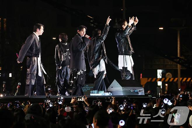 BTS(방탄소년단) 멤버들이 21일 오후 서울 광화문 공연장에서 열린 'BTS 컴백 라이브: ARIRANG' 공연에서 화려한 무대를 선보이고 있다. 2026.3.21 ⓒ 뉴스1 임세영 기자