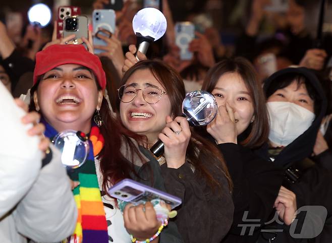 아미(BTS 팬덤)와 시민들이 21일 서울 광화문광장 일대에서 방탄소년단(BTS) 컴백 기념 공연인 'BTS 컴백 라이브: 아리랑' 공연을 관람하고 있다. 2026.3.21 ⓒ 뉴스1 김진환 기자