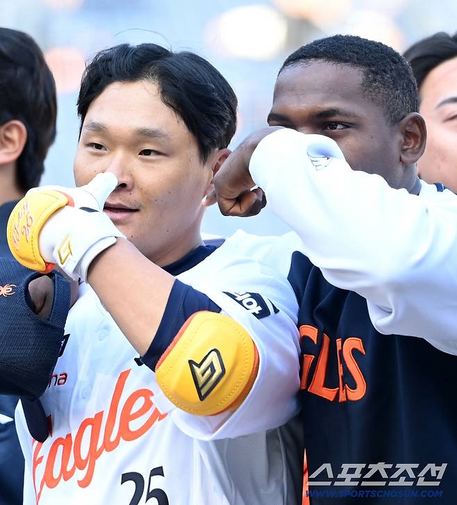 19일 대전한화생명볼파크에서 열린 KIA와 한화의 시범경기. 9회말 1사 1루 한화 김태연이 끝내기 2점홈런을 치고 페라자와 기쁨을 나누고 있다. 대전=허상욱 기자wook@sportschosun.com/2026.03.19/