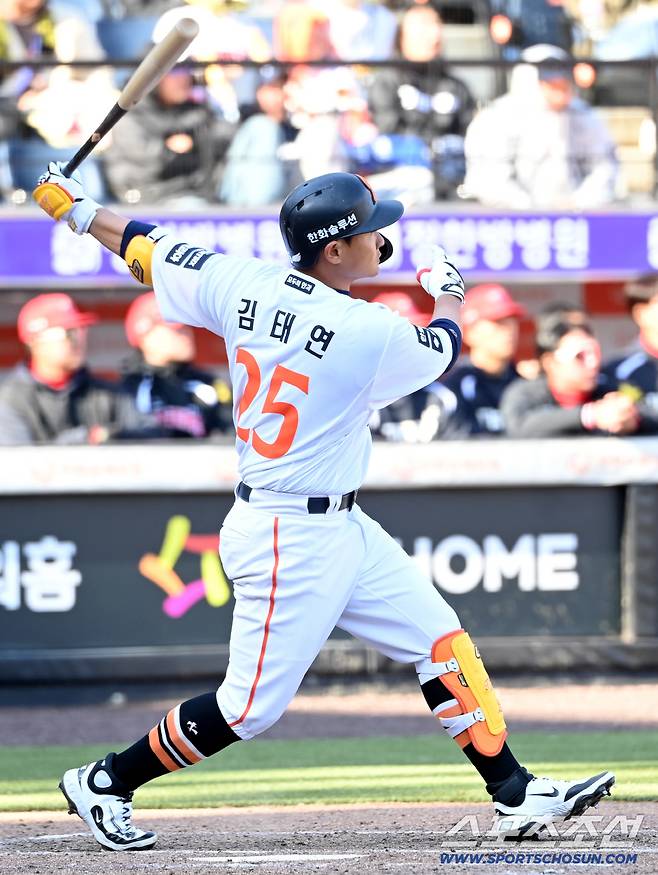 5대5로 맞선 9회말 터진 김태연의 끝내기 투런포