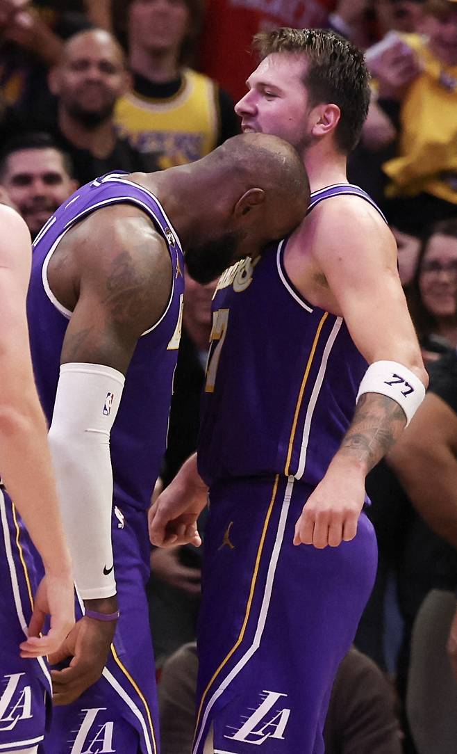 Mar 18, 2026; Houston, Texas, USA;  Los Angeles Lakers forward LeBron James (23) celebrates guard Luka Doncic (77) basket against the Houston Rockets in the second half at Toyota Center. Mandatory Credit: Thomas Shea-Imagn Images







<저작권자(c) 연합뉴스, 무단 전재-재배포, AI 학습 및 활용 금지>