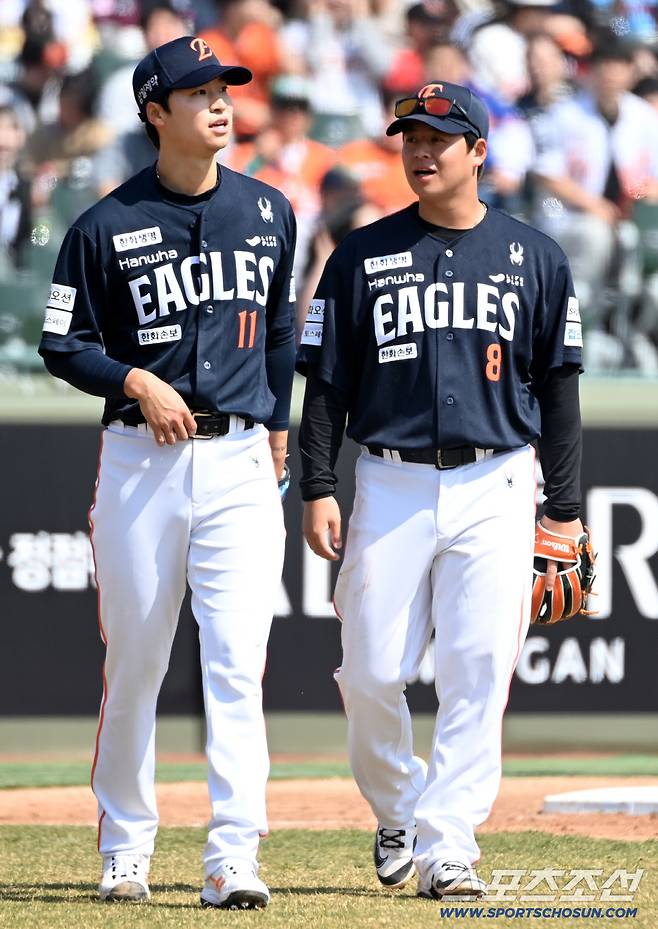 21일 부산 사직야구장에서 열린 한화와 롯데의 시범경기. 2회말 한화 엄상백이 롯데 이호준의 땅볼타구를 잡아 1루 악송구를 범한 뒤 아쉬워하고 있다. 부산=허상욱 기자wook@sportschosun.com/2026.03.21/