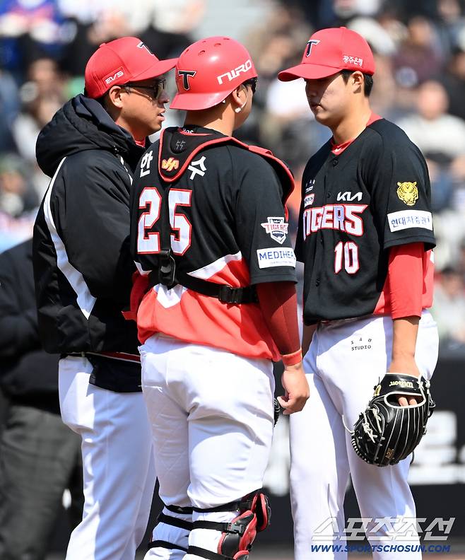 20일 대전한화생명볼파크에서 열린 KIA와 한화의 시범경기, 2회말 KIA 김태형이 2대2 동점을 내주자 이동걸 투수코치가 마운드에 올라와 이야기를 하고 있다. 대전=허상욱 기자wook@sportschosun.com/2026.03.20/