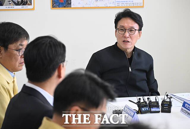 김민석 국무총리가 그룹 방탄소년단(BTS)의 컴백 공연을 앞둔 21일 오전 서울 종로구 세종문화회관에 마련된 통합현장본부에서 발언하고 있다. /박헌우 기자