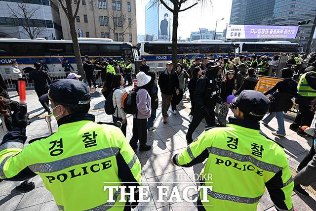 시민들 통행 유도하는 경찰인력.