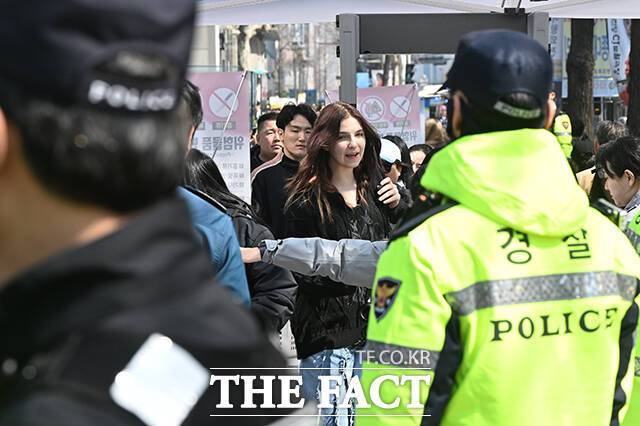 방탄소년단의 컴백쇼 'ARIRANG'에는 약 26만 명의 인파가 몰릴 것으로 예상된다. 이에 서울시와 경찰은 역대 최고 수준의 인력을 투입해 안전 대책을 시행하고 있다. 사진은 광화문 광장으로 진입하기 위해 보안 검색대를 통과하는 사람들과 이를 통제하는 경찰의 모습이다./김성렬 기자