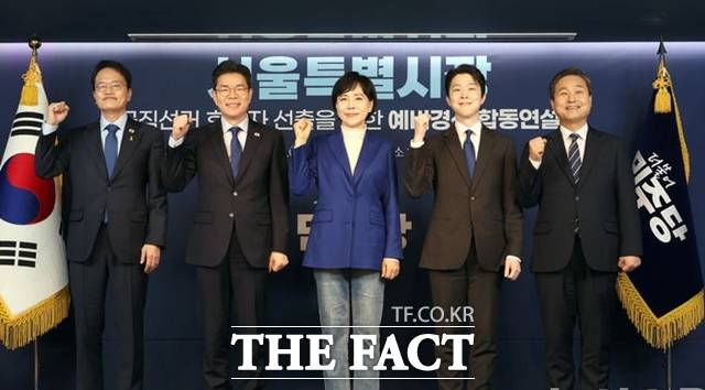 박주민, 정원오, 전현희, 김형남, 김영배(왼쪽부터) 등 더불어민주당 서울시장 예비경선 후보들이 21일 서울 여의도 더불어민주당 중앙당사 당원존에서 열린 예비경선 합동연설회에서 기념 촬영을 하고 있다. /뉴시스