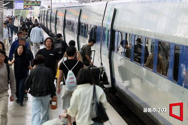 서울역이 귀성객들과 여행객들로 붐비고 있다. 아시아경제DB