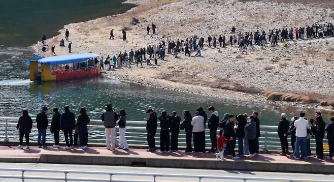 '왕사남' 흥행에 힘입어 영월 청령포를 찾는 방문객의 발길이 줄을 잇고 있다. 연합뉴스