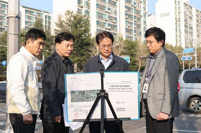 이동환 시장이 지난 20일 인천 2호선 연장 사업의 종점 계획지인 중산체육공원을 방문해 추진 상황을 점검하고 있다. 고양시 제공