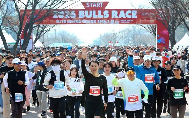 21일 오전 서울 여의도공원에서 열린 '제17회 금융투자인 마라톤 대회'에서 정은보 한국거래소 이사장(사진 정가운데)과 5km 레이스 참가자들이 힘차게 출발하고 있다. 한국거래소