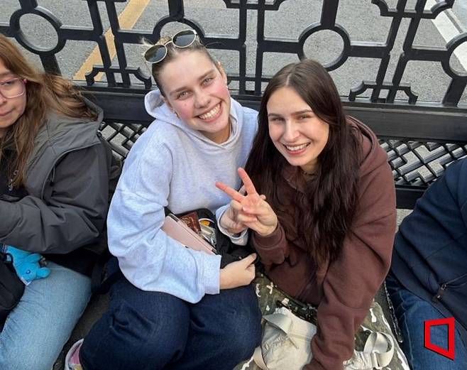 방탄소년단(BTS) 컴백 공연이 열리는 21일 서울 종로구 광화문 광장 일대에서 공연장 진입을 위해 대기하는 외국인 팬들. 박호수 기자