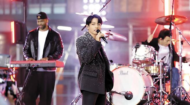 BTS 정국이 지난 2023년 11월 미국 NBC 대표 프로그램 ‘투데이쇼’에 출연해 솔로곡 ‘Standing Next To You’를 뉴욕 한복판에서 라이브로 부르고 있다. /빅히트뮤직